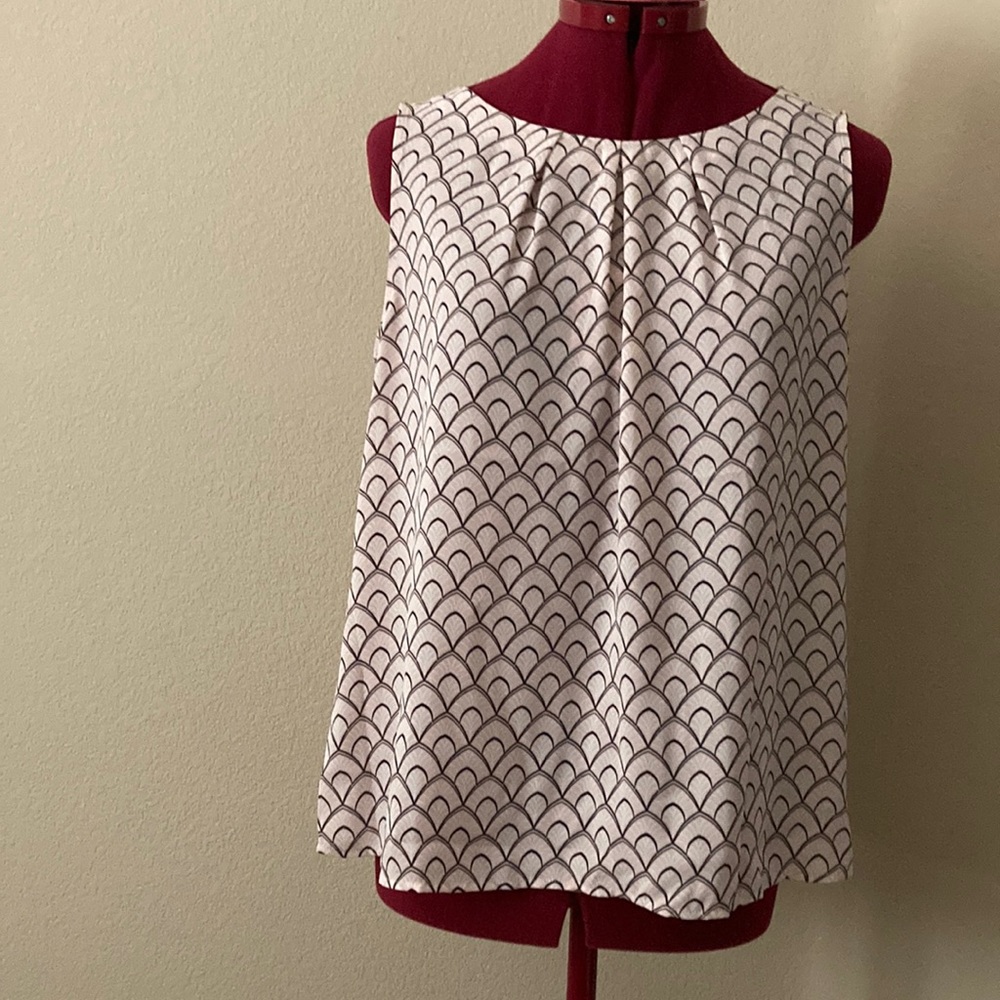 Loft Medium Petite sleeveless printed blouse 3 pleats on neckline 100% polyester